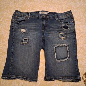 Women's Torrid Distressed Bermuda shorts, Medium Blue, size 18